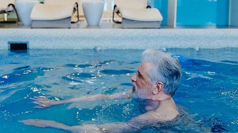 آیا شنا برای دیسک گردن مضر است