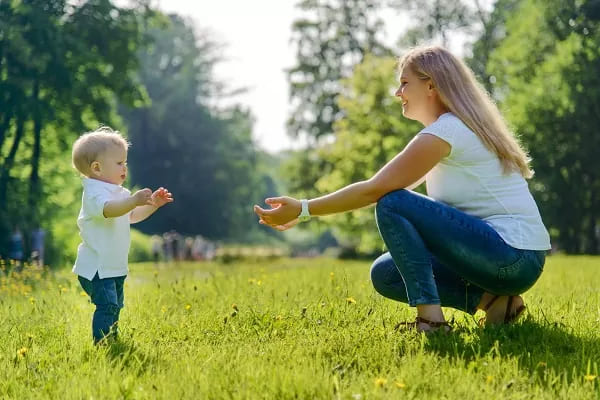 تمرینات کاردرمانی برای ایستادن کودک
