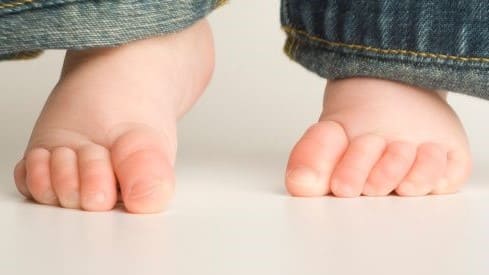 علت جمع شدن انگشتان پا هنگام راه رفتن در کودکان